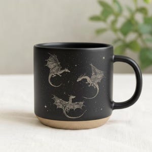 Fjärde vingen-mugg, drakryttarmugg, fantasyälskaremugg, boklig gåva, boklig drake-mugg, flygande drakar keramikmugg, fjärde vingen-inspirerad mugg bild 2