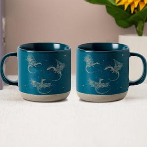 Fjärde vingen-mugg, drakryttarmugg, fantasyälskaremugg, boklig gåva, boklig drake-mugg, flygande drakar keramikmugg, fjärde vingen-inspirerad mugg bild 3