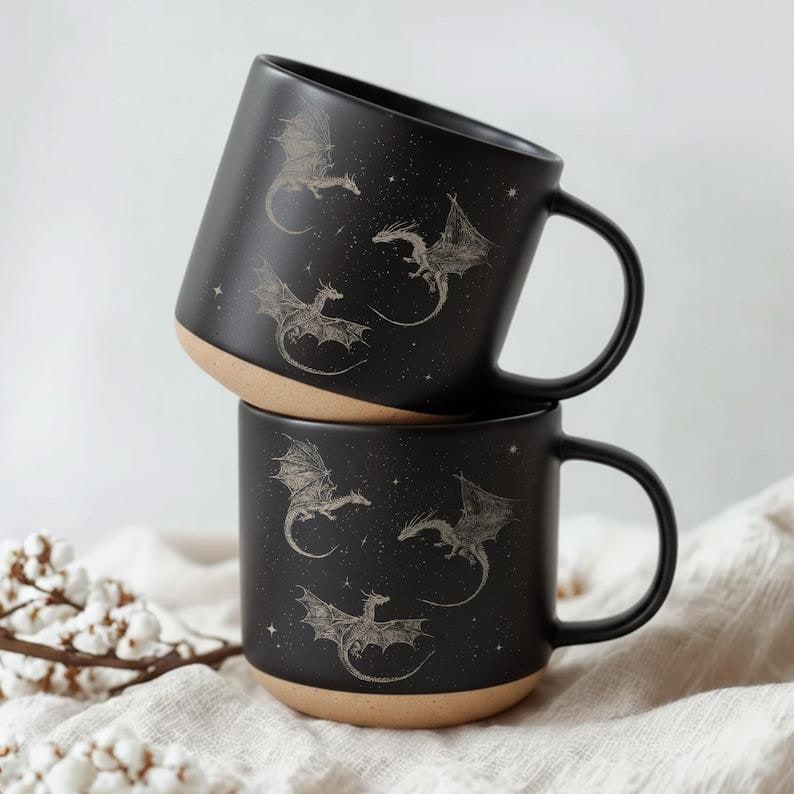 Fjärde vingen-mugg, drakryttarmugg, fantasyälskaremugg, boklig gåva, boklig drake-mugg, flygande drakar keramikmugg, fjärde vingen-inspirerad mugg bild 1