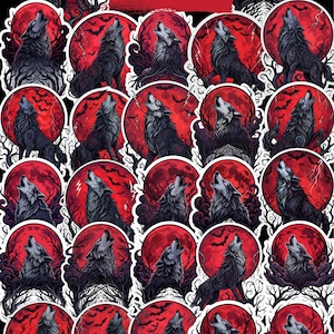 Könnte beinhalten: Eine Sammlung von 27 Dark Wolf Aufklebern. Jeder Aufkleber zeigt eine heulende Wolfsilhouette vor einem leuchtend roten Vollmond, mit Fledermäusen und Blitzen. Die Aufkleber haben einen schwarz-weißen Rand und sind auf schwarzem Hintergrund.