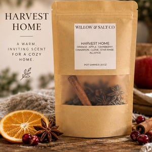 Może przedstawiać: Brązowa papierowa torebka z etykietą Willow & Salt Co Harvest Home zawierająca mieszankę do gotowania na wolnym ogniu. Etykieta wymienia składniki: pomarańcza, jabłko, żurawina, cynamon, goździki, anyż gwiazdkowaty i ziele angielskie. Zawiera 227 gramów.