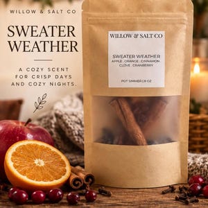 Puede incluir: Una bolsa de papel color canela etiquetada Willow & Salt Co Sweater Weather pot simmer, 227 g. La etiqueta enumera manzana, naranja, canela, clavo y arándano. La bolsa tiene una ventana transparente que muestra ramas de canela.