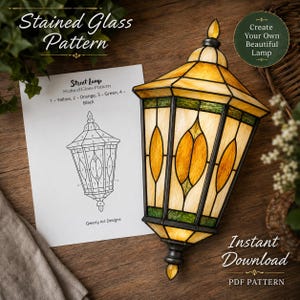 Op de afbeelding: Een gebrandschilderde straatlantaarn met gele, oranje en groene panelen. De lamp heeft een zwart frame en staat naast een patroondiagram. De afbeelding bevat ook de tekst "Stained Glass Pattern" en "Instant Download PDF Pattern."