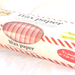 May include: A roll of 50 sheets of pink and white striped wax paper. The paper is waterproof, greaseproof, and non-stick. It is possible to use it for all foods.