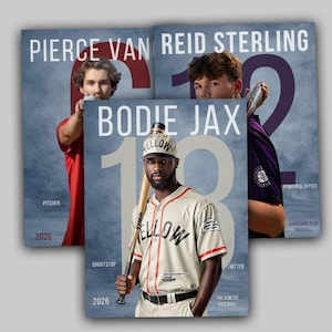 Puede incluir: Tres carteles de béisbol. El central muestra a Bodie Jax con uniforme crema, la palabra "YELLOW" y un bate. Otros carteles muestran a Pierce Van y Reid Sterling. El texto incluye "PITCHER", "SHORTSTOP", "HITTER" y "2026".