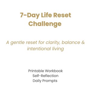 Puede incluir: Un cuaderno imprimible blanco con texto dorado que dice "7-Day Life Reset Challenge". El texto de abajo dice "A gentle reset for clarity, balance & intentional living". Incluye autorreflexión y indicaciones diarias.