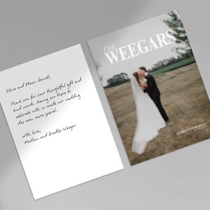 Puede incluir: Un juego de invitación de boda y tarjeta de agradecimiento. La invitación presenta el texto "THE WEEGARS" sobre una foto borrosa de una pareja besándose. La tarjeta de agradecimiento incluye texto manuscrito.