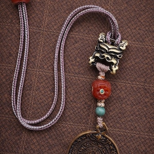 Può includere: Una tazza di ceramica bianca con manico nero e la scritta "But First, Coffee" in nero, in grassetto. La tazza è su una superficie bianca.