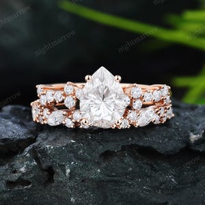 Conjunto de anillos de compromiso de moissanita talla pera para mujer, anillo nupcial único de oro rosa de 14 quilates con diamantes en racimo, alianza de boda recta apilable, regalo de promesa