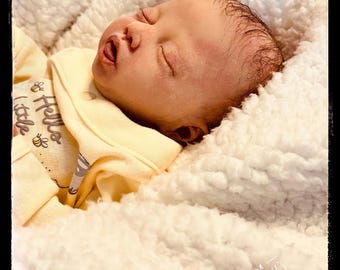 Questa è una bambola in silicone a corpo intero!!! Scolpita a mano. Questa bambola è una bambina anatomicamente corretta. Ha le dimensioni di un neonato. Dipinta a mano.