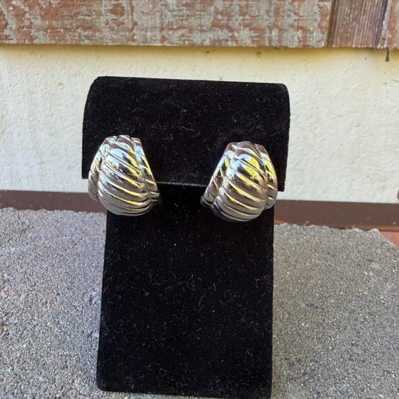 Vintage Napier Silver Tone Ribbed Shrimp Hoop Earrings 1980s Chunky