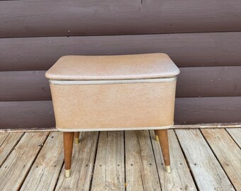 Otomana Hawkeye by Burlington Sewing Basket color beige, estilo vintage de mediados de siglo