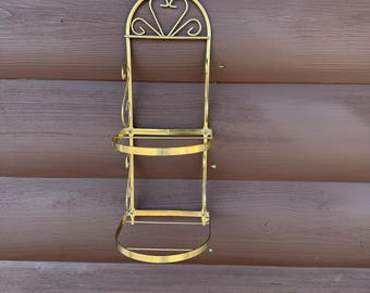 Estantería de pared vintage de dos niveles de metal dorado con diseño de corazón y persianas pequeñas.