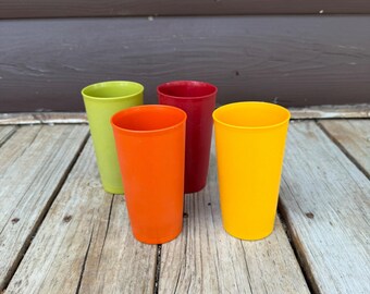 Set di 4 bicchieri termici vintage Tupperware in plastica, rossi, arancioni, gialli e verdi, da 473 ml (16 oz), 15 cm (6 pollici).