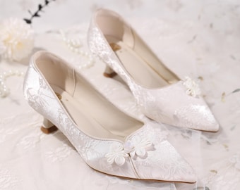 Talons orientaux en satin jacquard de luxe, chaussures de mariage élégantes avec bouton Pankou, talons chaton ivoire fabriqués à la main, chaussures de soirée noir et blanc