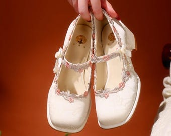 Chaussures de mariée en soie ivoire avec pampilles de perles, talons carrés Mary Jane, escarpins de mariage floraux brodés, coquettes Cottagecore