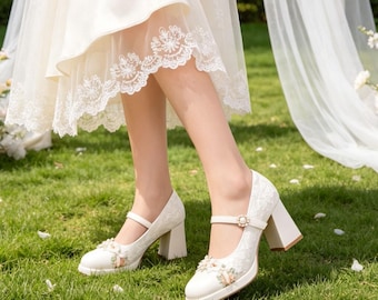 Chaussures de mariée Cottagecore | Mary Janes fleuries brodées, talons de mariage en soie ivoire, escarpins bloc fleurs fantaisistes, cadeau pour elle