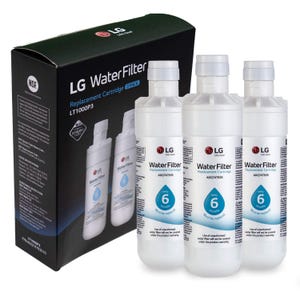 Puede incluir: Un paquete de 3 cartuchos de repuesto para filtro de agua LG. Se muestra la caja y tres cartuchos de filtro de agua blancos. La caja es de color verde oscuro con texto blanco. Cada cartucho tiene una etiqueta azul y blanca.