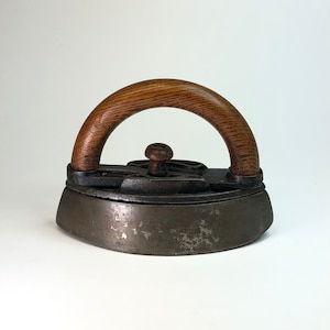 Antique Sadiron Sad Iron with Wood Handle #A5