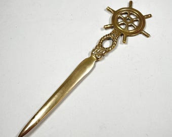 Abrecartas náutico de latón antiguo con forma de timón de barco