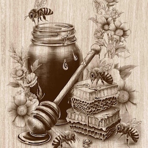 Op de afbeelding: Een sepia-kleurige illustratie op een achtergrond met houtnerf, met een glazen honingpot, een houten honingdipper, gestapelde honingraatstukken en drie bijen. De compositie bevat gedetailleerde florale elementen rondom de honingobjecten.
