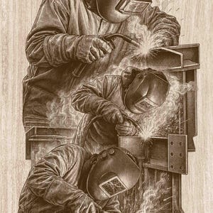 Pode incluir: Uma ilustração em tons de sépia retratando três soldadores com equipamento de proteção e capacetes, cada um operando um maçarico em estruturas metálicas. A obra apresenta hachuras e sombreamentos detalhados, capturando as faíscas e a fumaça produzidas durante o processo de soldagem em um fundo com veios de madeira.