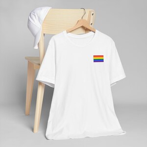 Rainbow Pride-T-shirt met borstpatch | Kleine vlagpatch