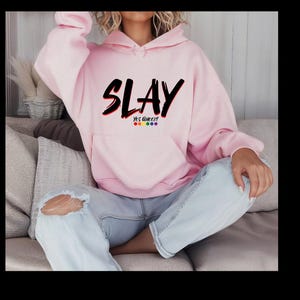 SLAY ja-koningin hoodie | Sweater met Pride Colors-script