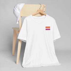 Lesben Flagge Brust Aufnäher T-Shirt | Minimales Color Block T-Shirt