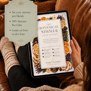 Könnte beinhalten: Ein digitales Tablet zeigt den Leitfaden The Botanical Simmer Collection mit getrockneten Orangenscheiben, Kräutern und Gewürzen. Ein hellgrünes Overlay listet sechs gemütliche Simmer-Pot-Mischungen, DIY-Geschenke und eine Anleitung zum Trocknen von Obst.