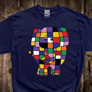 Könnte beinhalten: Marineblaues T-Shirt mit einem farbenfrohen Elefanten-Design im Patchwork-Stil. Der Elefant besteht aus Quadraten in verschiedenen Farben, darunter Rot, Gelb, Grün und Blau. Das Shirt ist aus weichem Material und hat einen klassischen Rundhalsausschnitt.