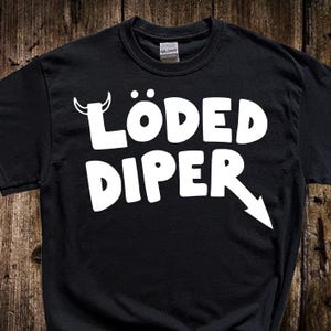May include: Black t-shirt with the white text "LÖDED DİPER" and a white arrow pointing down. The shirt has a crew neck and short sleeves. The shirt is made of a soft material.
