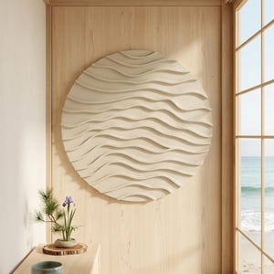 Può includere: Una grande opera d'arte murale circolare caratterizzata da una superficie testurizzata color bianco sporco con motivi orizzontali a onde ondulate. La scultura in rilievo è montata su una parete in pannelli di legno chiaro, creando un effetto.