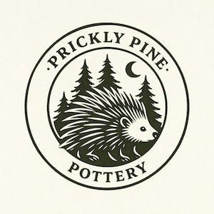 以下が含まれることがあります： 黒と白の円形ロゴ。テキストは「.PRICKLY PINE. POTTERY」。ハリネズミ、松の木、三日月が描かれています。