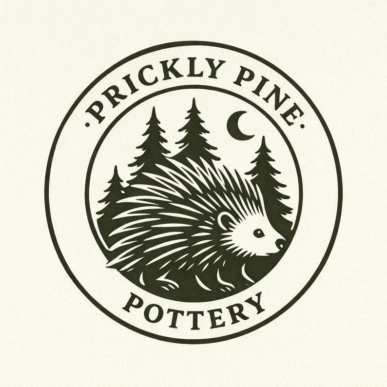 以下が含まれることがあります： 黒と白の円形ロゴ。テキストは「.PRICKLY PINE. POTTERY」。ハリネズミ、松の木、三日月が描かれています。