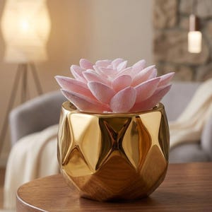 Mini planta suculenta artificial en maceta geométrica de cerámica dorada: decoración de escritorio de bajo mantenimiento.