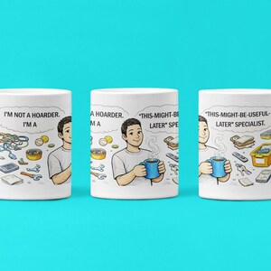 Puede incluir: Tres tazas de cerámica blanca con ilustraciones y texto humorísticos. Cada taza presenta un hombre de dibujos animados sosteniendo una taza azul. El texto de las tazas dice: "No soy un acaparador, soy un...", "Un acaparador, soy un..." y "Especialista en 'esto podría ser útil más tarde'."