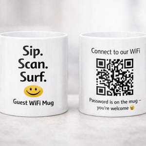 Op de afbeelding: Witte keramische mok met de tekst "Sip. Scan. Surf." en een smiley aan één kant. De andere kant heeft een QR-code en de tekst "Maak verbinding met onze wifi. Wachtwoord staat op de mok - graag gedaan."