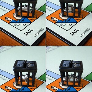 Pu&ograve; includere: Quattro immagini di una pedina del gioco del Monopoli, una cella di prigione nera, con diversi gettoni all'interno: un'auto, un cappello, un cane e una nave. Il tabellone di gioco recita "Go to Jail" e "Visiting".