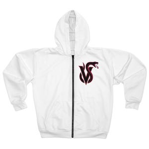 Könnte beinhalten: Ein weißer Kapuzenpullover mit Reißverschluss und einer schwarz-dunkelroten Grafik auf der linken Brust. Die Grafik zeigt den Buchstaben V, der mit einer Schlange verschlungen ist, wobei sich der Schlangenkopf oben rechts befindet.