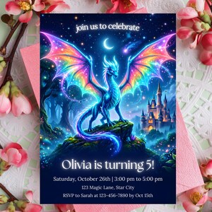 Puede incluir: Tarjeta de invitaci&oacute;n de tem&aacute;tica fant&aacute;stica con un drag&oacute;n azul, alas de arco&iacute;ris y un castillo. El texto dice "join us to celebrate" y "Olivia is turning 5!". El fondo es un cielo nocturno azul oscuro.