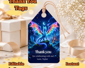 Puede incluir: Una etiqueta de regalo rectangular con un agujero y cuerda de yute, que muestra un dragón vibrante con alas de arcoíris sobre una roca bajo un cielo estrellado con un castillo, impresa con el texto Thank you for celebrating with me! Love, Taylor.