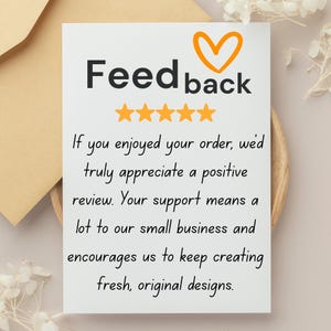 Puede incluir: Una tarjeta blanca con la palabra "Feedback" en negro, un coraz&oacute;n naranja y cinco estrellas doradas. La tarjeta incluye texto que fomenta las rese&ntilde;as positivas y apoya a una peque&ntilde;a empresa.