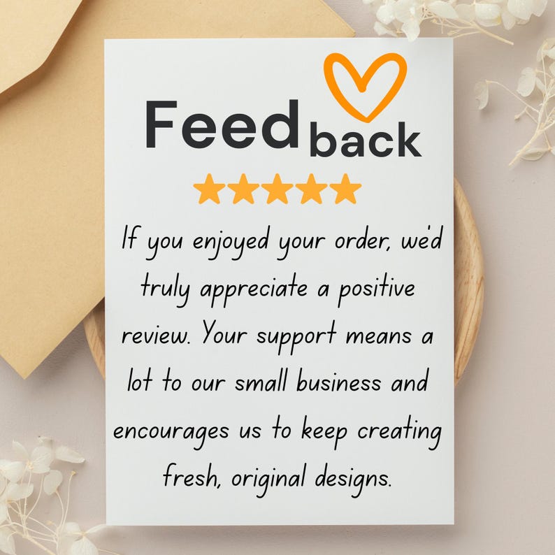 Puede incluir: Una tarjeta blanca con la palabra "Feedback" en negro, un coraz&oacute;n naranja y cinco estrellas doradas. La tarjeta incluye texto que fomenta las rese&ntilde;as positivas y apoya a una peque&ntilde;a empresa.
