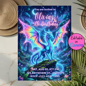 Puede incluir: Una invitación de cumpleaños de fantasía con un dragón azul con alas de arcoíris, ambientada en un bosque con un castillo. La invitación dice "Olivia's 5th Birthday" con detalles del evento y "Editable in Canva."