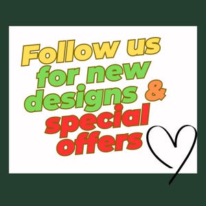 Puede incluir: Un fondo blanco con el texto "Follow us for new designs & special offers" en amarillo, verde y rojo. Un coraz&oacute;n negro est&aacute; dibujado en el lado derecho de la imagen.