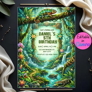 Può includere: Un invito di compleanno vibrante a tema giungla, con un camaleonte su un ramo. L'invito include il testo "Daniel's 5th Birthday" con i dettagli dell'evento. Il design è colorato, con cascate, una rana e un coccodrillo.