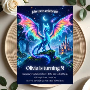 Puede incluir: Tarjeta de invitaci&oacute;n de tem&aacute;tica fant&aacute;stica con un drag&oacute;n azul, alas de arco&iacute;ris y un castillo bajo un cielo estrellado. El texto dice "&Uacute;nete a nuestra celebraci&oacute;n" y "&iexcl;Olivia cumple 5 a&ntilde;os!" con detalles del evento.