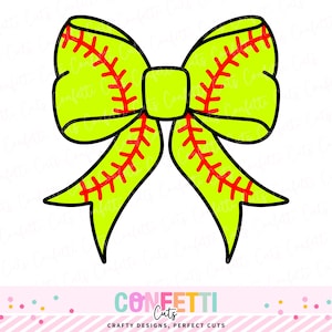 Puede incluir: Una taza de cerámica blanca con asa negra y el texto "But First, Coffee" en negrita negra. La taza se encuentra sobre un fondo borroso, sugiriendo un ambiente acogedor.