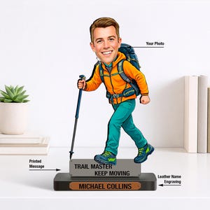 Op de afbeelding: Een set van drie keramische mokken met een gespikkelde, matte afwerking. De mokken zijn in crème, lichtgrijs en donkergrijs. Elke mok heeft een eenvoudig, minimalistisch ontwerp.